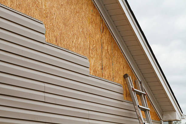 Professional Siding Replacement technician working in Middleburg, VA